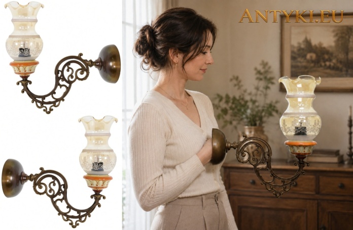 para dużych kinkietów vintage z brązu w eleganckim klasycznym salonie